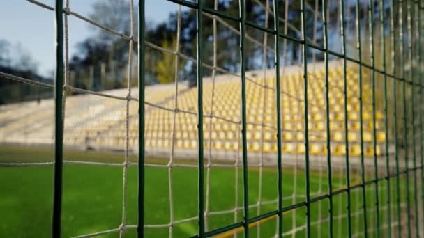 Das Stadion Ist Mit Einem Eisernen Zaun Umzäunt Leere Sitze — Stockvideo