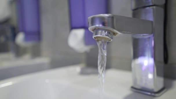 热自来水 暖水从浴室的水龙头流出来 用肥皂和热水洗手 防止考罗内韦尔斯游走 手部卫生 防止考拉病毒的爆发 洗手后的保护 — 图库视频影像