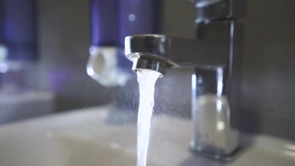 流しの中のお湯から蒸気 お湯だ お風呂の水道水から暖かい水が流れています 石鹸で手を洗うことによって コロナウイルスのパンデミックの予防 ウォータージェット 手の衛生 — ストック動画