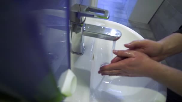 Prevenção Uma Pandemia Coronavírus Lavando Mãos Com Sabão Homem Está — Vídeo de Stock