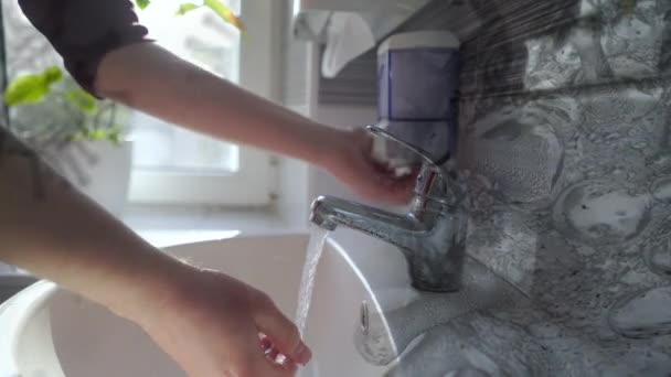 男人在水龙头下用肥皂洗手 用抗菌凝胶彻底洗手 用肥皂洗手 预防大脑皮层病毒大流行 医疗保健 身体护理 病毒保护 — 图库视频影像