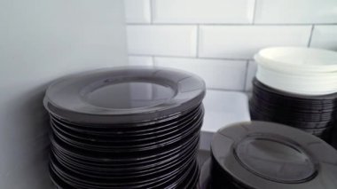 Kapalı bir restoranda boş tabaklar. Coronavirus salgını yüzünden müşterisi olmayan boş bir kafe. Küresel kriz, iş iflası, işsizlik.