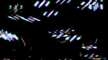 Altın konfeti düşüyor. Çok renkli simler var. Işınlar, parıltı, parıltı, parıltı, gökkuşağı. Gerçekçi Altın Konfeti. Parlak partiküller. Yeni yıl, Noel, parti, doğum günü, konser.