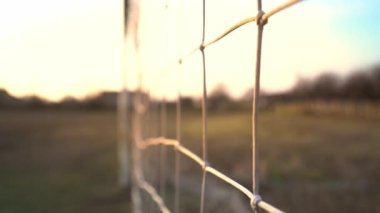 Futbol kalesinde net. Boş stadyum. İyi akşamlar. Sabah erkenden. Sokak şampiyonluğu. Futbol sahasındaki eski kapı. Sokak sporu. Maçın başlamasını bekliyorum. Taraftarlar maça gelecek..