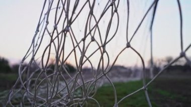 Futbol kalesinde net. Boş stadyum. İyi akşamlar. Sabah erkenden.