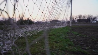 Futbol kalesinde net. Boş stadyum. İyi akşamlar. Sabah erkenden.