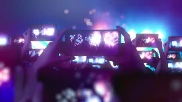 粉丝们正在智能手机上录制视频 很多智能手机 音乐概念 现场直播 人群观看音乐会 抢舞台灯光 音乐会上快乐的人 — 图库视频影像
