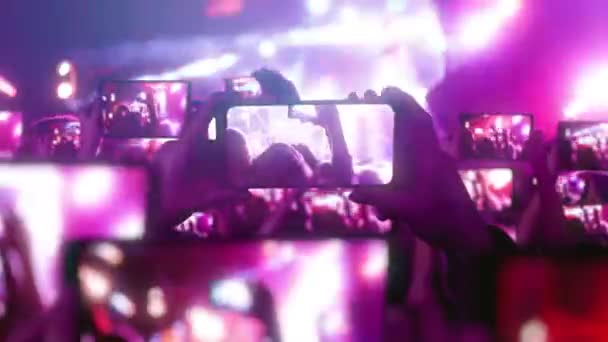 人群观看音乐会 抢舞台灯光 快乐的人音乐概念 粉丝们正在智能手机上录制视频 很多智能手机 现场直播 — 图库视频影像