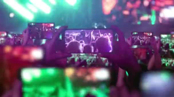 Fãs Estão Gravando Vídeos Smartphones Monte Smartphones Conceito Musical Live — Vídeo de Stock
