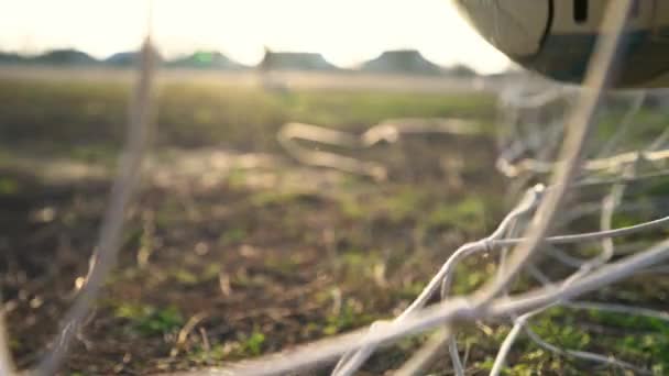 Fútbol Gol Pelota Vuela Hacia Portería Jugador Fútbol Marca Gol — Vídeos de Stock