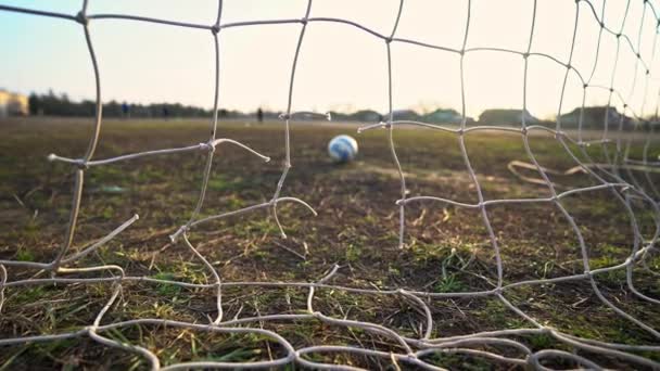 Primo Piano Una Rete Calcio Strappata Pallone Calcio Attraverso Rete — Video Stock