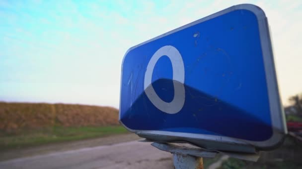 零英里零公里检查站 两国边界 路的起点 在警戒线上的栅栏蓝色路标路线 交通法 卡车司机的道路 — 图库视频影像