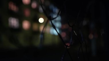 Metal ağ. Geceleri fenerlerin ışığında boş basketbol sahası. Metal bir ağ vasıtasıyla açık hava basketbol sahası manzarası. Sokak sporu. Hapis. Sonuç. Kapalı alan.