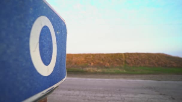 ゼロマイル ゼロキロ チェックポイント 二国間の国境 赤道だ 道の始まりだ コドンのフェンスだ 青い道路標識だ ルートだ 交通法 — ストック動画