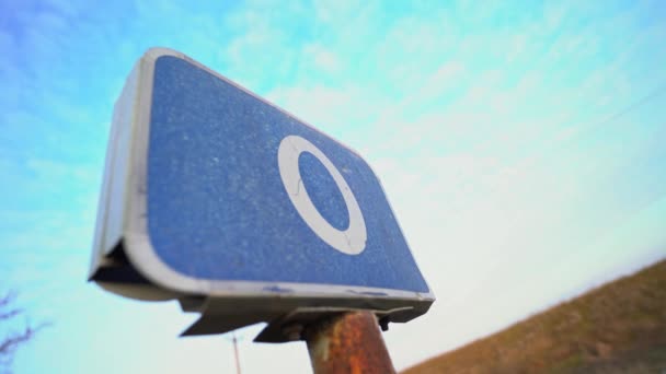 零英里零公里检查站 两国边界 路的起点 在警戒线上的栅栏蓝色路标路线 交通法 卡车司机的道路 — 图库视频影像