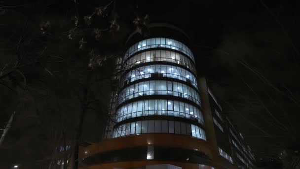 Edificio Uffici Notte Esterno Edificio Uffici Con Finestre Illuminate Tarda — Video Stock