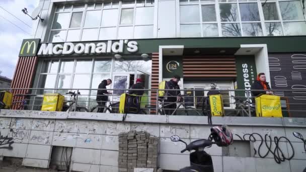 Ucraina Kiev Marzo 2020 Servizio Corriere Vicino Mcdonald Corrieri Glovo — Video Stock