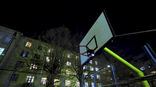 Campo Basquetebol Vazio Noite Ninguém Desporto Rua Quadro Basquetebol Anel — Vídeo de Stock