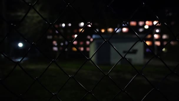 Metalen Gaas Lege Basketbalveld Nachts Het Licht Van Lantaarns Uitzicht — Stockvideo