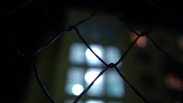 Metal Geceleri Fenerlerin Işığında Boş Basketbol Sahası Metal Bir Vasıtasıyla — Stok video