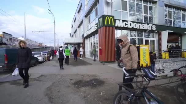 ウクライナ キエフ 2020年3月22日 マクドナルドの近くの宅配便サービス グロボ クーリエはマクドナルドで注文を受け取る 隔離期間のための持ち帰り用食品 コロナウイルスの流行 — ストック動画