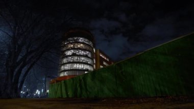 Geceleri ofis binası. Gece yarısı pencereleri açık olan bir ofis binasının dışında. Kampüs. Bilgi işlem şirketi. Modern iş merkezi, dış görünüş.