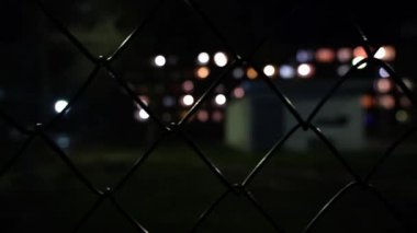 Metal ağ. Geceleri fenerlerin ışığında boş basketbol sahası. Metal bir ağ vasıtasıyla açık hava basketbol sahası manzarası. Sokak sporu. Hapis. Sonuç. Kapalı alan.