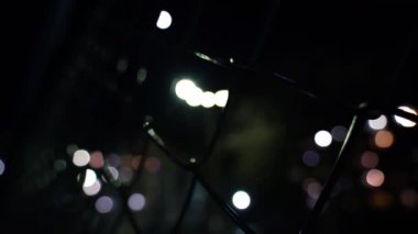 Metal ağ. Geceleri fenerlerin ışığında boş basketbol sahası. Metal bir ağ vasıtasıyla açık hava basketbol sahası manzarası. Sokak sporu. Hapis. Sonuç. Kapalı alan.