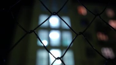 Metal ağ. Geceleri fenerlerin ışığında boş basketbol sahası. Metal bir ağ vasıtasıyla açık hava basketbol sahası manzarası. Sokak sporu. Hapis. Sonuç. Kapalı alan.
