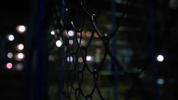 Metalen Gaas Lege Basketbalveld Nachts Het Licht Van Lantaarns Uitzicht — Stockvideo