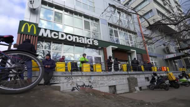 Ukraina Kiev Mars 2020 Kurirleveransservice Nära Mcdonald Glovokurirer Hämtar Order — Stockvideo