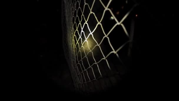 Policía Busca Hombre Con Una Linterna Busca Por Noche Oscuridad — Vídeos de Stock