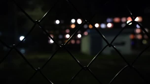 Metallgitter Leerer Basketballplatz Der Nacht Lichterglanz Der Laternen Blick Auf — Stockvideo