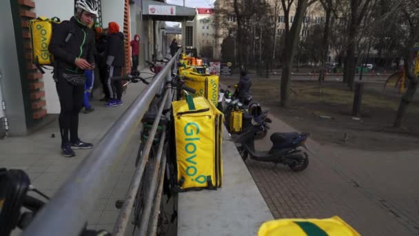 Ukraina Kijów Marca 2020 Dostawa Kurierów Niedaleko Mcdonald Kurierzy Glovo — Wideo stockowe