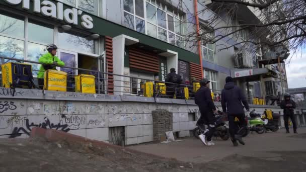 ウクライナ キエフ 2020年3月22日 マクドナルドの近くの宅配便サービス グロボ クーリエはマクドナルドで注文を受け取る 隔離期間のための持ち帰り用食品 コロナウイルスの流行 — ストック動画