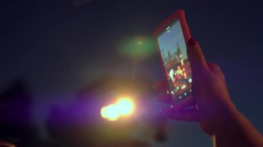 Bedava konser. Mutlu insanlar inanılmaz bir müzik konseri izliyorlar. Neşeli hayranlar zıplıyor ve ellerini kaldırıyor. Taraftarlar akıllı telefondan konser çekiyorlar. Canlı konser.
