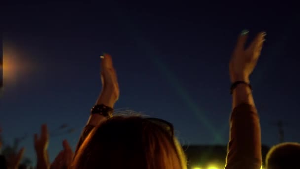 Ludzie Biją Brawo Koncercie Światło Dłoniach Szczęśliwi Ludzie Oglądają Niesamowity — Wideo stockowe