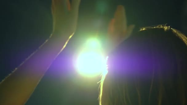 Pessoas Aplaudem Concerto Luz Através Das Palmas Das Mãos Pessoas — Vídeo de Stock