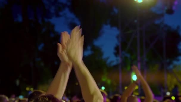 Gente Aplaude Concierto Luz Través Las Palmas Gente Feliz Está — Vídeo de stock