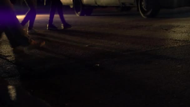 晚上街上许多行人的脚步声 过路的人经过汽车 汽车停下来等着 夜景城 晚上街 行人的脚 — 图库视频影像