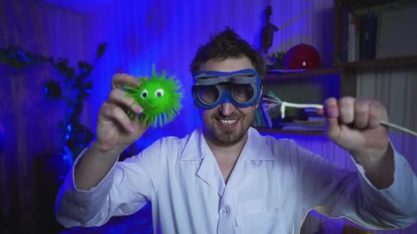 Coronavirus医生疯狂的医生正在震惊这种病毒 治疗Covid 有趣的科学家在实验室里进行测试 戴大眼镜和白衣的书呆子 — 图库视频影像