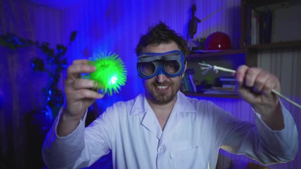 Coronavirus医生疯狂的医生正在震惊这种病毒 治疗Covid 有趣的科学家在实验室里进行测试 戴大眼镜和白衣的书呆子 — 图库视频影像