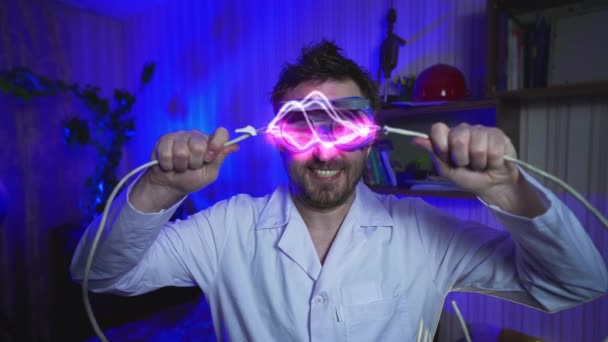 Doctor Loco Conecta Dos Cables Eléctricos Nerd Peludo Con Gafas — Vídeo de stock