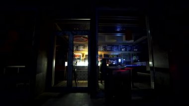 Ukrayna, Kyiv, 16 Nisan 2020: Salgın sırasında kapalı restoranlar. Kapalı kafe, sokaktan manzara. Küresel ekonomik kriz. İflas. Ziyaretçisi olmayan bir bar. Karantinaya alın. COVID-19. Salgın.