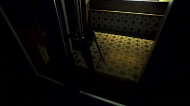 Ukrayna, Kyiv, 16 Nisan 2020: Restoran Barosu İçişleri. Salgın sırasında kapalı restoranlar var. Küresel ekonomik kriz. İflas. Ziyaretçisi olmayan bir bar. Karantinaya alın. COVID-19. Salgın.