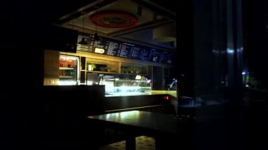 Ukrayna, Kyiv, 16 Nisan 2020: Salgın sırasında kapalı restoranlar. Kapalı kafe, sokaktan manzara. Küresel ekonomik kriz. İflas. Ziyaretçisi olmayan bir bar. Karantinaya alın. COVID-19. Salgın.