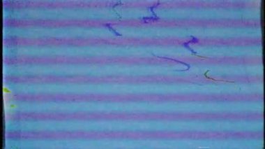 Televizyonu açıp kapatmanın etkisi. Sinyal yok. Eski televizyon. Arıza Hatası Video Hasarı. Sinyal kötü. VHS. Retro fütürizm 80 'lerin dinamik dalga tarzı. Dijital TV Gürültüsü yanıp sönüyor. Arıza gürültüsü statik