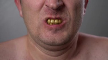 Yakınlaştırma etkisi. Suratı asık bir adam yüksek sesle bağırıyor. Ağzı açık bağıran bir adamın portresi. Öfkeli bağıran adam. Öfke duyguları. Öfke. Şiddet. Beyaz dişler.