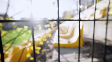 Stadyum demir bir çitle çevrili. Stadyumda seyirciler ve taraftarlar olmadan boş koltuklar. Koronavirüs salgını yüzünden eşleşmelerin iptal edilmesi, karantina. Erişim kapatıldı.