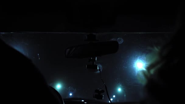 Řidič jezdí v noci na osvětlené silnici. Auto praskne a klopýtá. Pohled zevnitř. Přístrojová deska, rádio, DVR. Předjíždění. Projíždějící auta, slepé oči. Světlomety osvětlují cestu. Silniční značky a značení